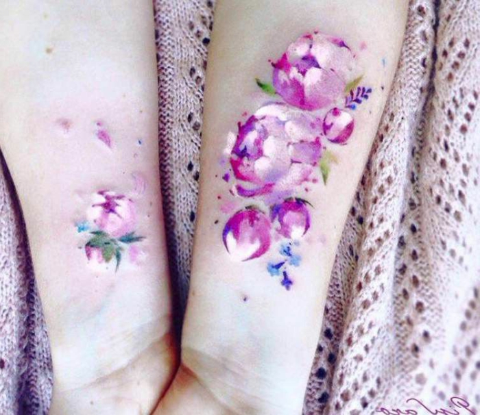 las mejores ideas de tatuajes con flores en colores llamativos, diseños de tatuajes bonitos 