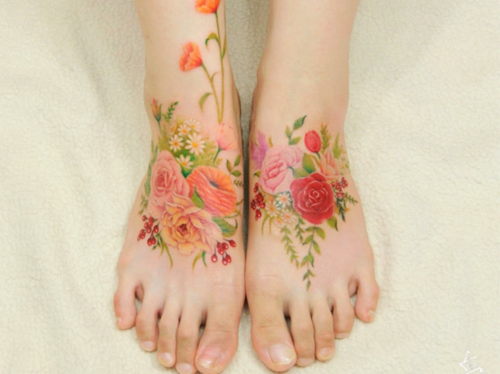 tattoos en los pies únicos, tatuajes bonitos con flores, diseños de tatoos coloridos mujer 