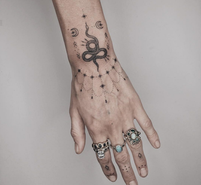 bonitos diseños de tatuajes para mujeres, tatuaje serpiente en la mano, tatuajes antebrazo mujer