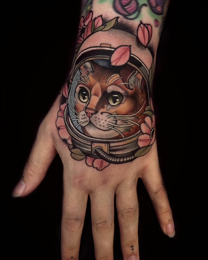 preciosos diseños de tatuajes en la mano, tatuaje mujer colorido, bonitos tatuajes en la mano 