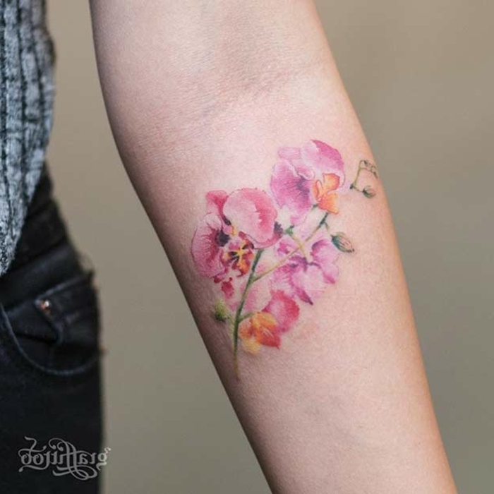 imagines-de-tatuajes-bonitos-con-flores-colores-pastel-tatuajes-delicados-mujer-tattoo-antebrazo