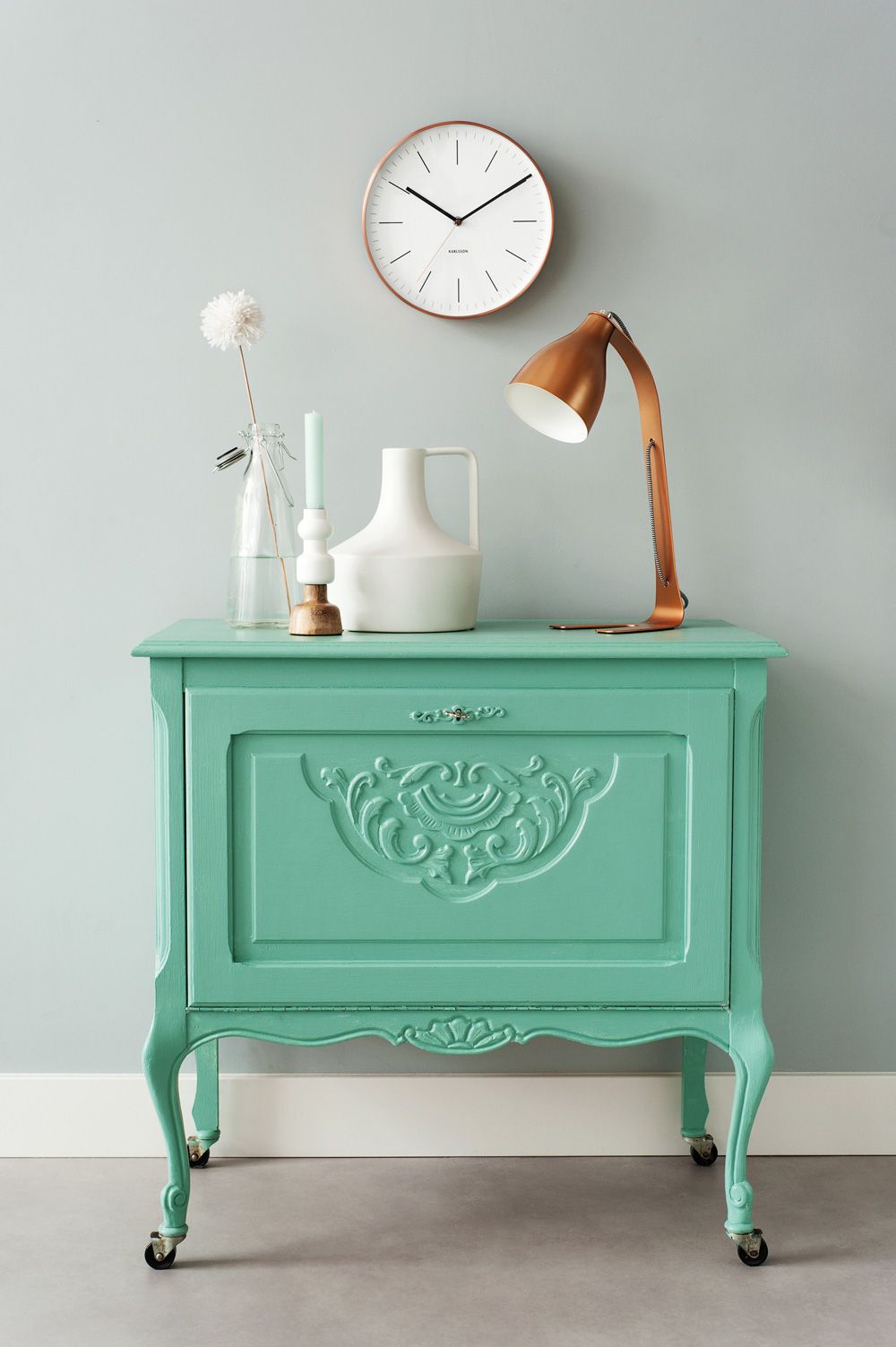 pequeño armario pintado en color verde menta, ideas de muebles en estilo vintage para tu salón, decoración salón vintage