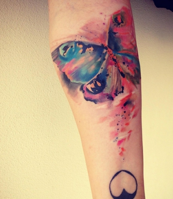 preciosos diseños de tatuajes en colores, ejemplos de tatuajes de mariposas en colores