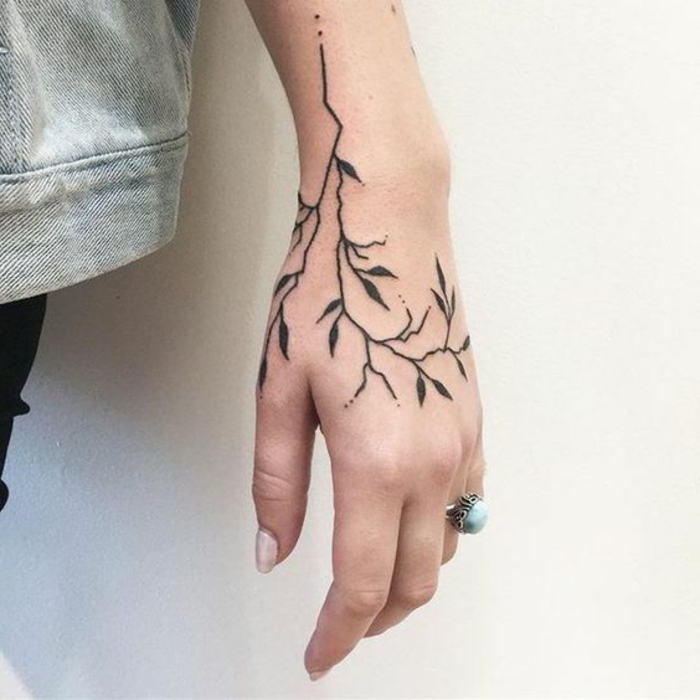 preciosos diseños de tatuajes en la mano, tatuaje motivos florales en la mano, tatuajes tumblr 