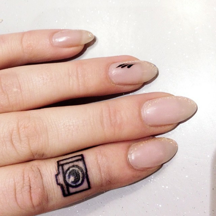 pequeños detalles tatuados en el dedo, tatuajes minimalistas originales y bonitos en imagines 