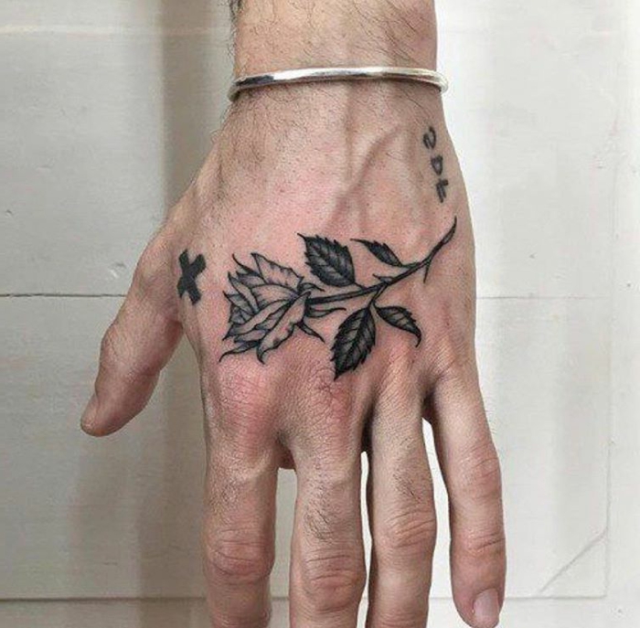 preciosos detalles tatuados en la mano, tatuaje rosa bonito tatuado en la mano, tatuajes simbolicos