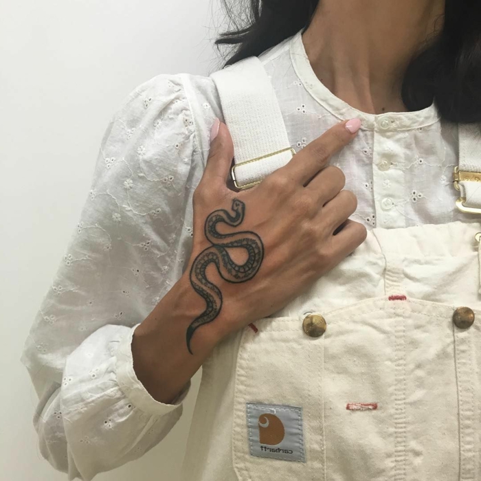 originales diseños de tatuajes en la mano, tatuaje serpiente en la mano, ideas de tattoos simbolicos