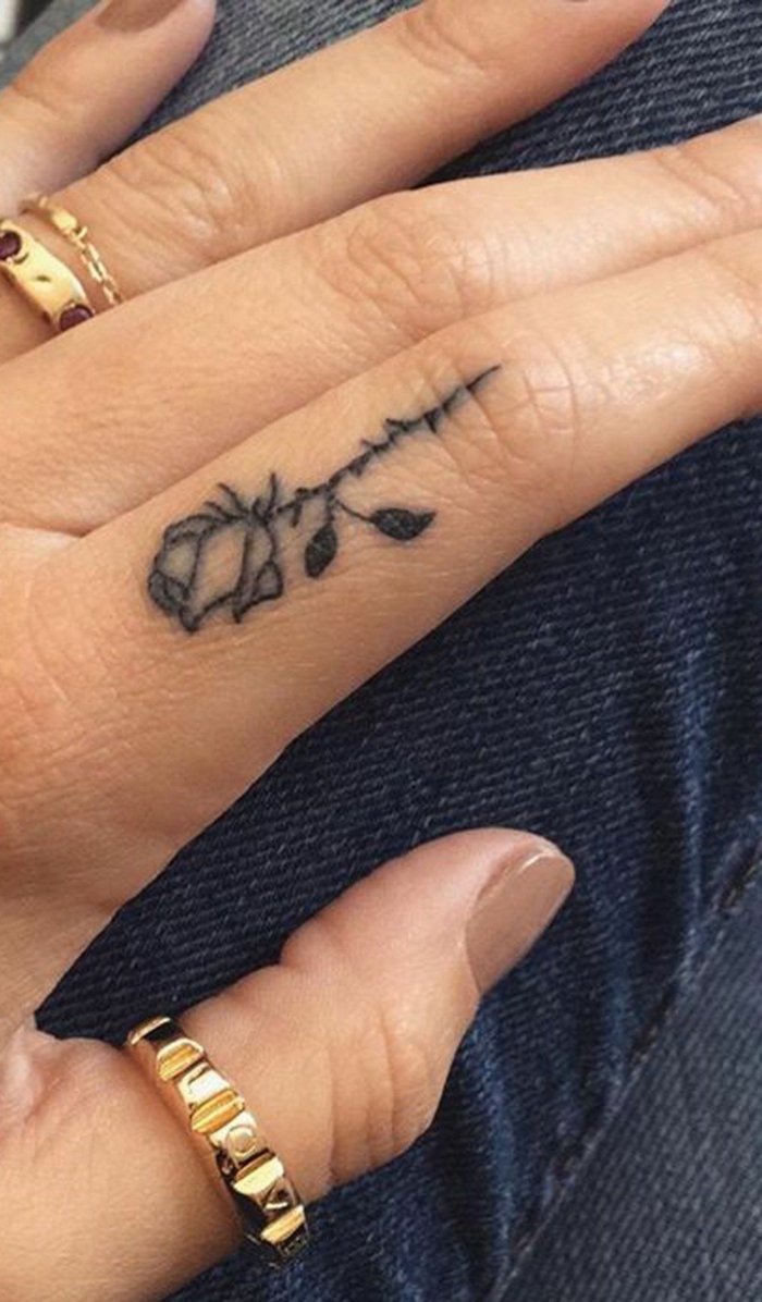 tatuajes tumblr pequeños para hombres y mujeres, pequeños detalles tatuados en la mano 