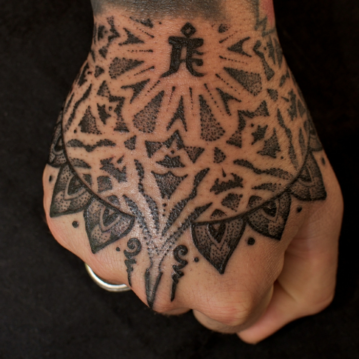 tatuaje palmera y tatuaje mano, los mejores diseños de tatuajes en las manos con algunos consejos 