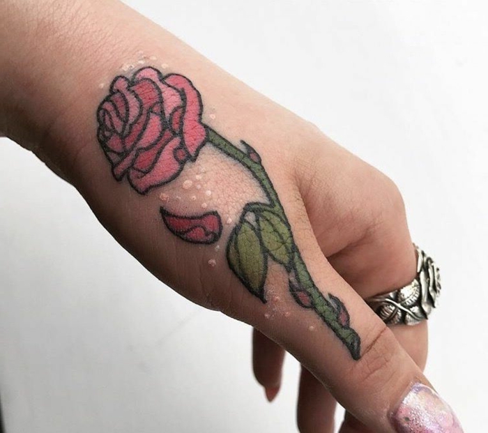 tatuajes pequeños de simbolos en la mano, tatuaje rosa colorido, más de 100 diseños de tatuajes 