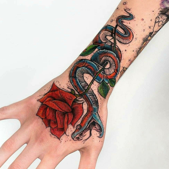 preciosos diseños de tatuajes en el antebrazo y en la mano, grande tatuaje en estilo old school 
