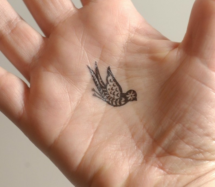 pequeño tatuaje palmera, tatuaje de pájaro en estilo minimalista, los mejores diseños de tatuajes en la mano 