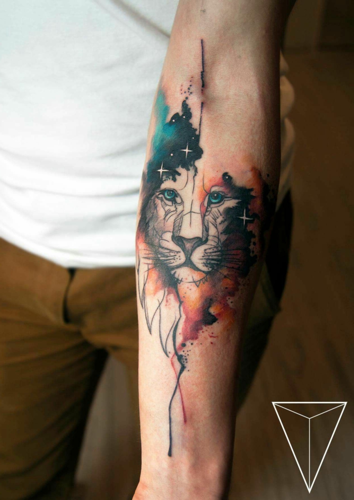tatuaje león en el antebrazo, tatuaje antebrazo hombre, diseños de tatuajes coloridos y originales 
