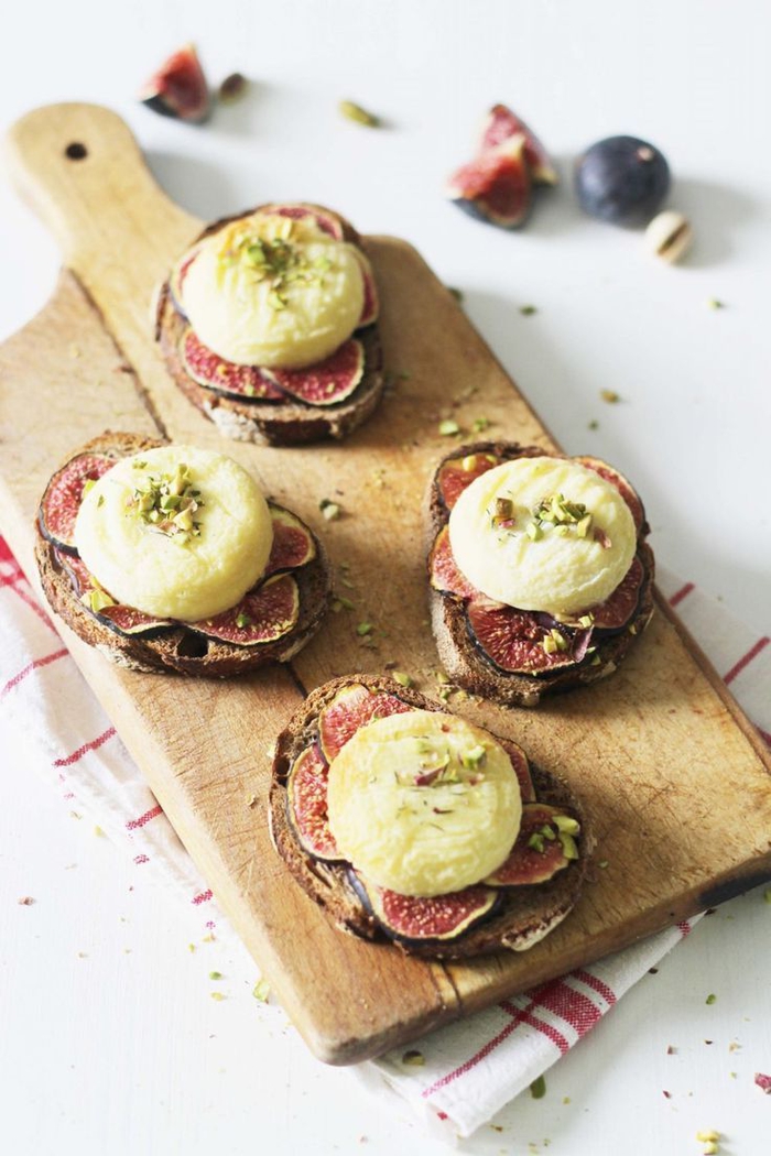 tostadas con queso e higos, ideas únicas de canapes vegetarianos para asombrar a tus invitados 