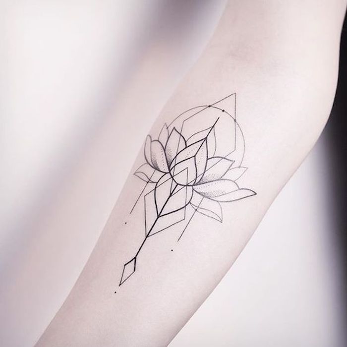 fotos de diseños de tatuajes simbólicos, precioso diseños geométrico con flor de loto y figuras geométricas, ideas de tatuajes de flores 