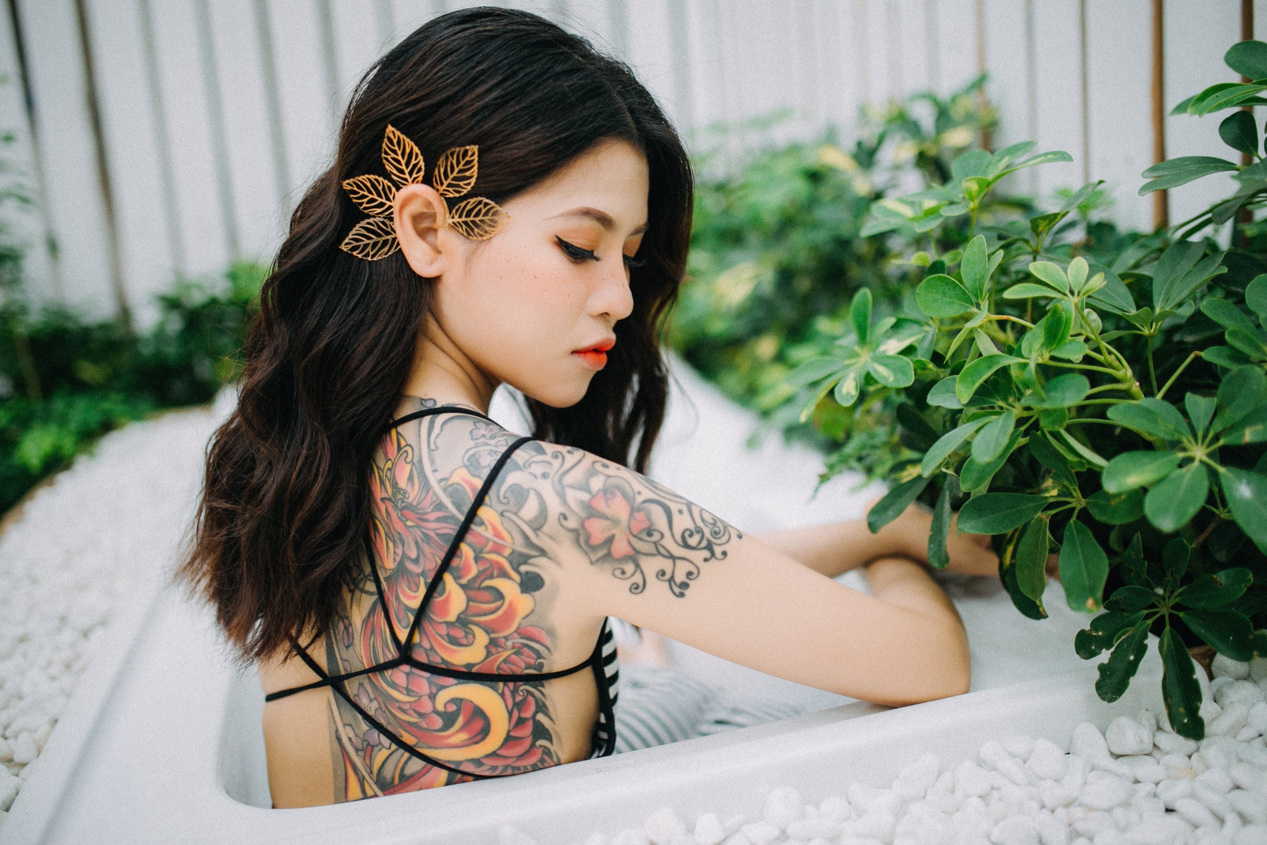 los mejores diseños de tatuajes japoneses en bonitas imagines, espalda tatuada con bonitos simbolos de la cultura japonesa 