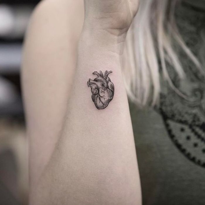 preciosos diseños de tatuajes con significado en el antebrazo, tatuaje corazón anatómico, diseños de tattoos bonitos 