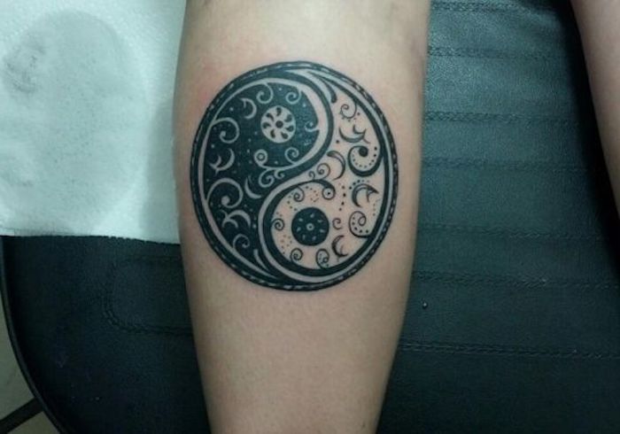 tatuajes con significado originales, tatuaje antebrazo simbólico con los signos de yin y yang, tatuajes para hombres y mujeres 