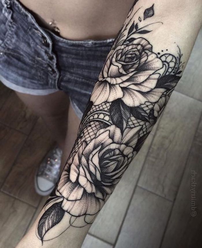 diseños tatuajes antebrazos mujer, las mejores propuestas de tatuajes de flores, antebrazo entero tatuado con flores, tatuajes de rosas bonitos, detalles tatuados en la mano 