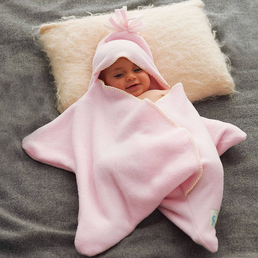 las mejores ideas de regalos para recien nacidos, manta bebé en forma de estrella color rosado, las mejores propuestas de regalos personalizados bebé