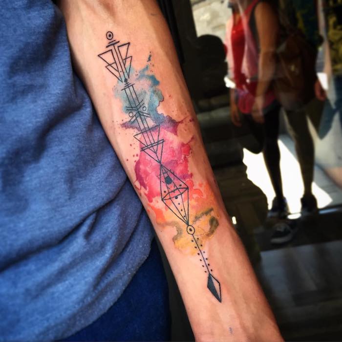 ejemplos de tatuajes colorido en el antebrazo, tatuajes en acuarela, tatuaje antebrazo con detalles geometricos, tatuajes en el antebrazo 