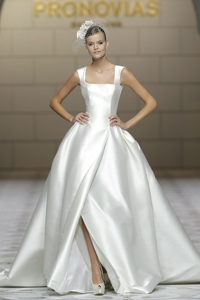 diseños super bonitos de vestido de novia princesa, vestido de satén color plata, falda de grande hendidura, parte superior sin mangas 