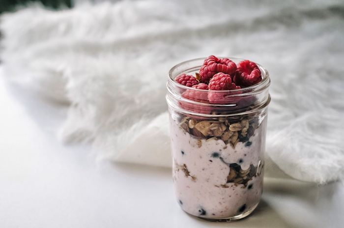 ideas sobre qué comer al desayunar para llevar una dieta equilibrada, cereales con yogur y frutas frescas, desayunos saludables y fáciles de hacer 