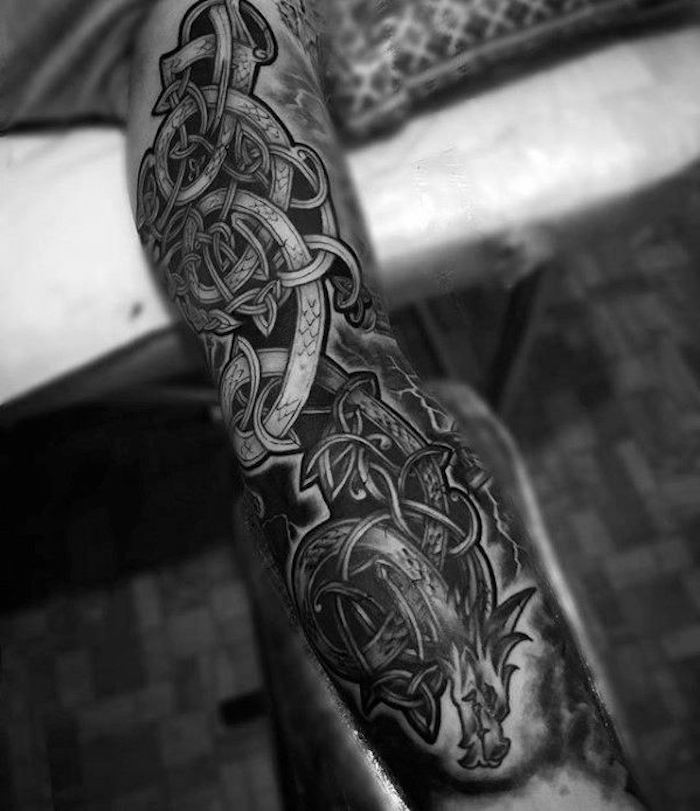 tatuaje antebrazo simbolico, brazo entero tatuado hombre, diseños de tatuajes para hombres que inspiran, tattoos originales 