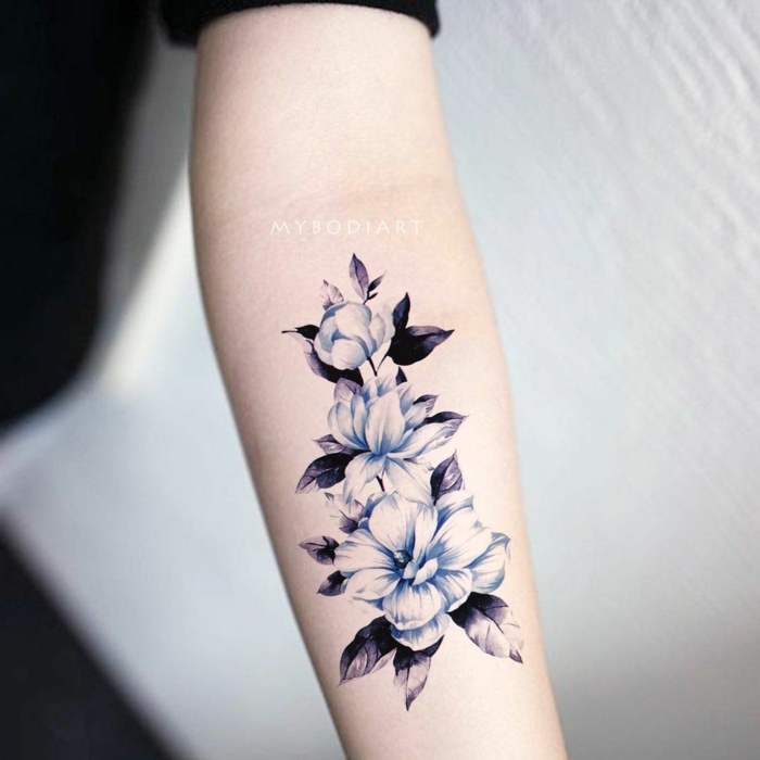 preciosos diseños tatuajes de flores en el antebrazo, tatuajes inspirados en los tattoos japoneses, diseños de tatuajes femeninos 