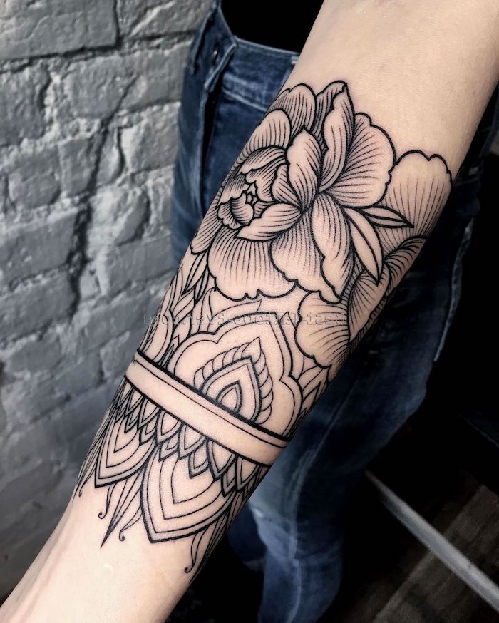 hermosos tatuaje ornamentado en el brazo, diseños de tatuajes de flores, tatuaje con peonías simbolico, diseños tatuajes antebrazos mujer, de tattoos femeninos