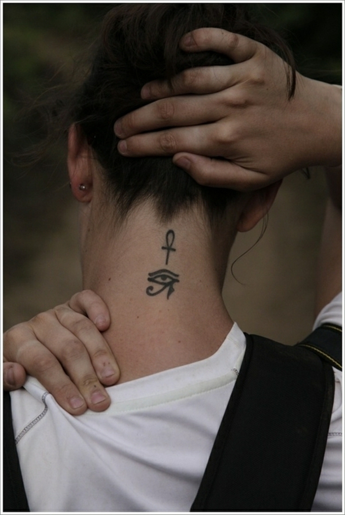 tatuajes en la nuca minimalistas, diseños de tattoos para hombres y mujeres, ideas de símbolos egipcios para tatuajes 