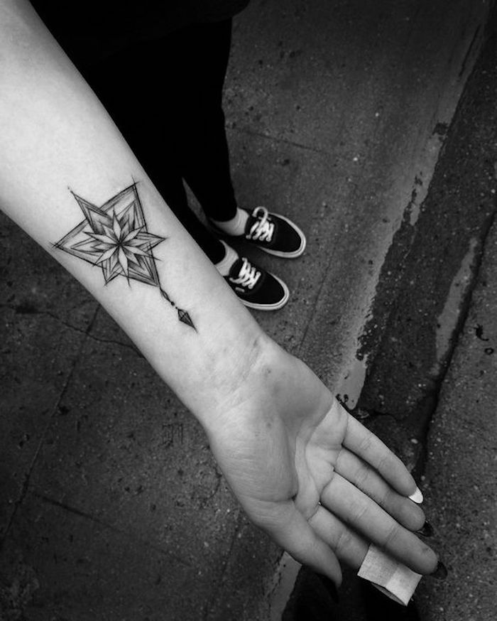 ejemplos de tatuajes con significado con motivos geométricos, diseños de tatuajes en el antebrazo, tattoos con triángulos 