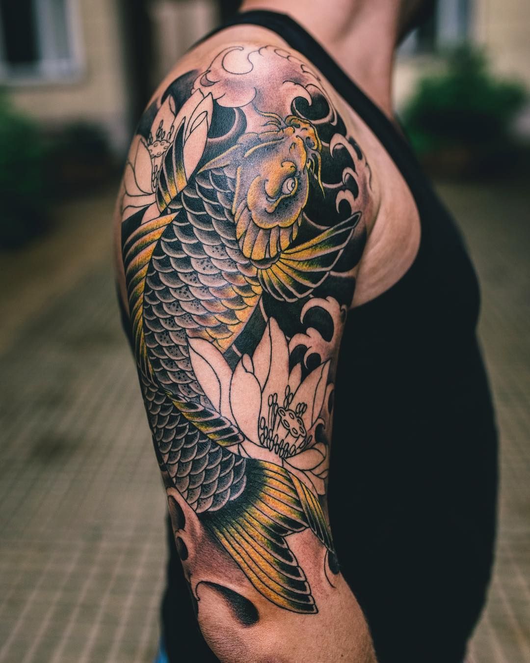 diseño bonito de tatuaje japones con fuerte significado, tatuajes con simbologia, diseño de tattoo en el brazo con pez Koi 
