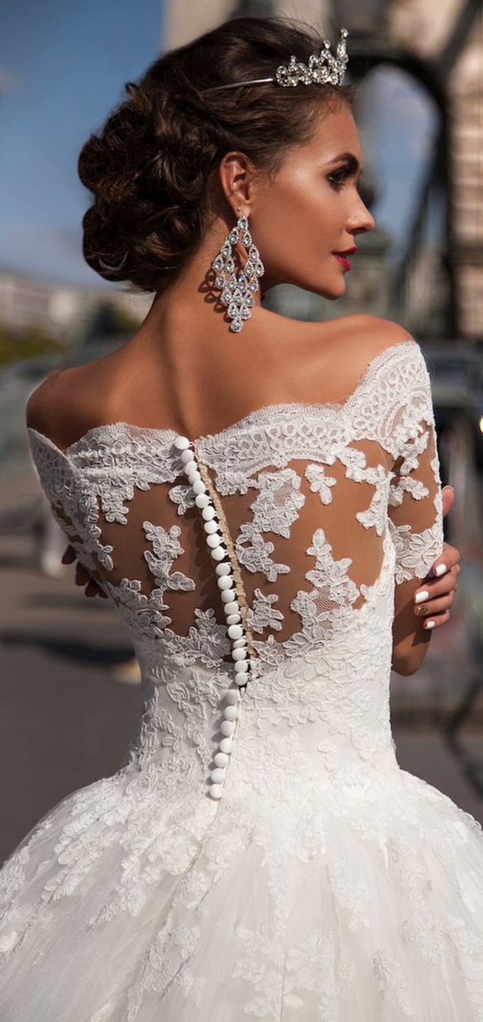 vestidos de novia 2019 originales y bonitos, vestidos de corte super bonito, espalda de encaje y tul transparente con bordados de flores 