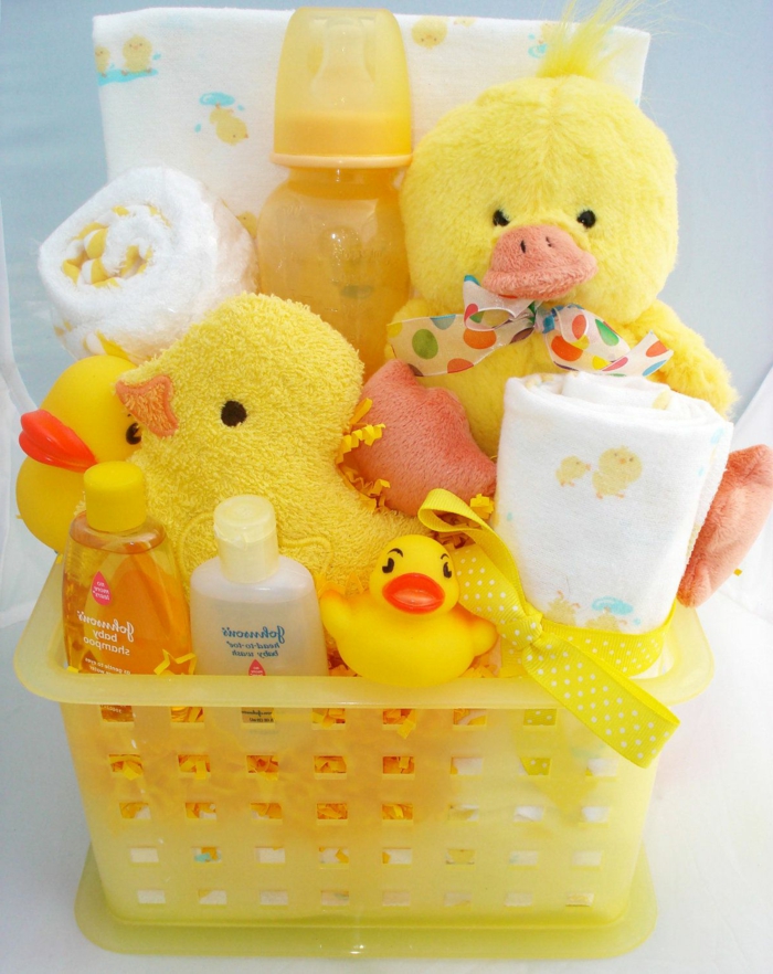 ejemplos creativos de canastillas para bebes, set de baño para bebés, pequeños detalles y juguetes para regalar e un bebé