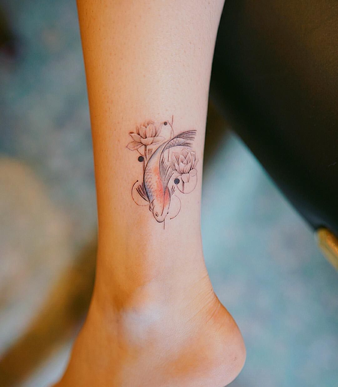diseños de tatuajes japoneses con elementos típicos, pequeño tatuaje en la pierna con pez Koi, diseños de tattoos unicos 