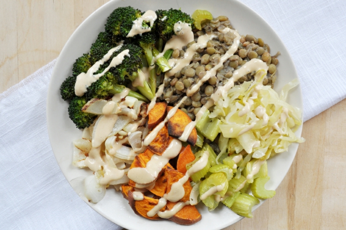 dieta sana y equilibrada paso a paso, como hacer un plato saludable y rico paso a paso, brocoli cocidos con legumbres y salsa 