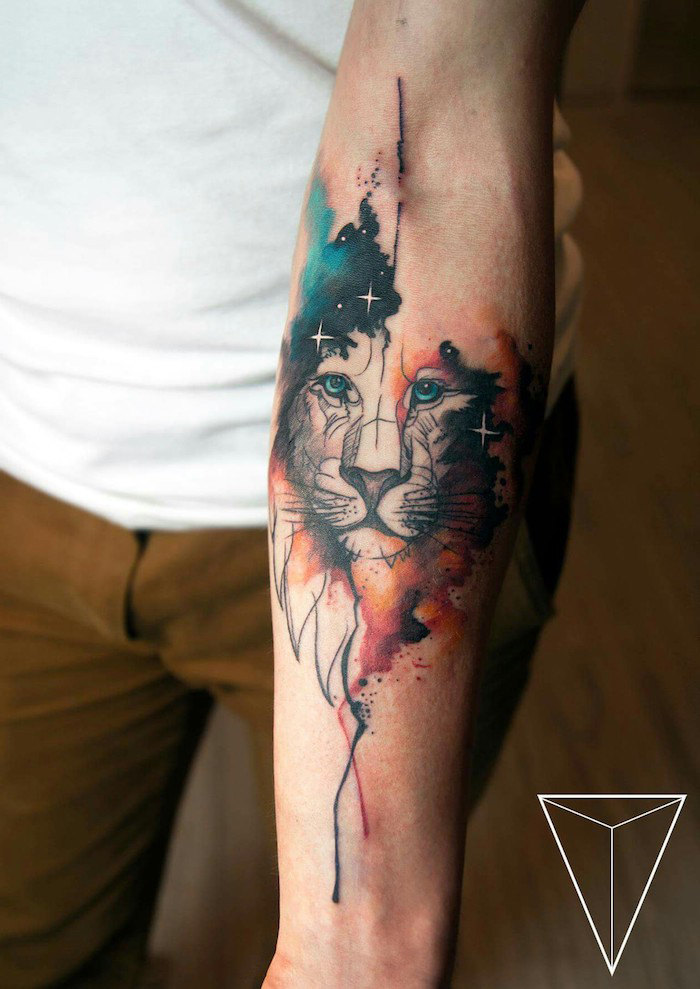 espectaculares diseños de tatuajes con fuerte significado, tatuajes de leones, diseños en acuarelas con león, tatuaje antebrazo 