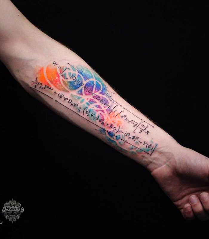 tatuajes antebrazo originales y bonitos, diseños en acuarela, tatuaje super simbólico en el antebrazo, coloridos tatuajes en el brazo 