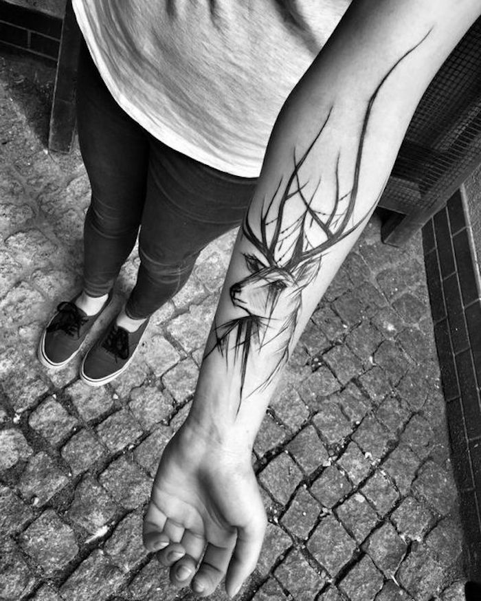 tatuaje antebrazo con ciervo, tattoo diseños con fuerte significado, diseños de tattoos hombre y mujer, tatuajes brazos 