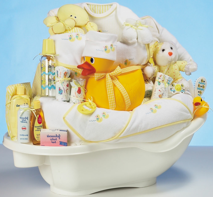 canastillas bebé originales, bañera de bebé llena de pequeños regalos originales en color amarillo y blanco, kit para baño 