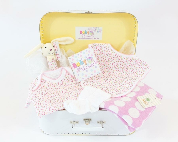 super originales ideas de canastillas para bebes, maleta en color blanco llena de pequeños detalles, ropa en blanco y rosado para el bebé