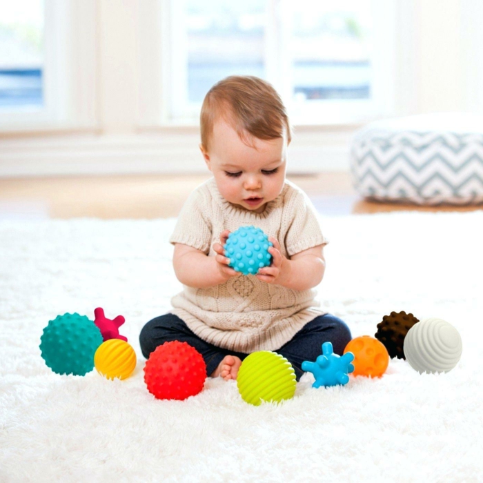 ideas de regalos super originales para bebés pequeños, juguetes de silicona bebés pequeños, boals de silcona en diferentes colores