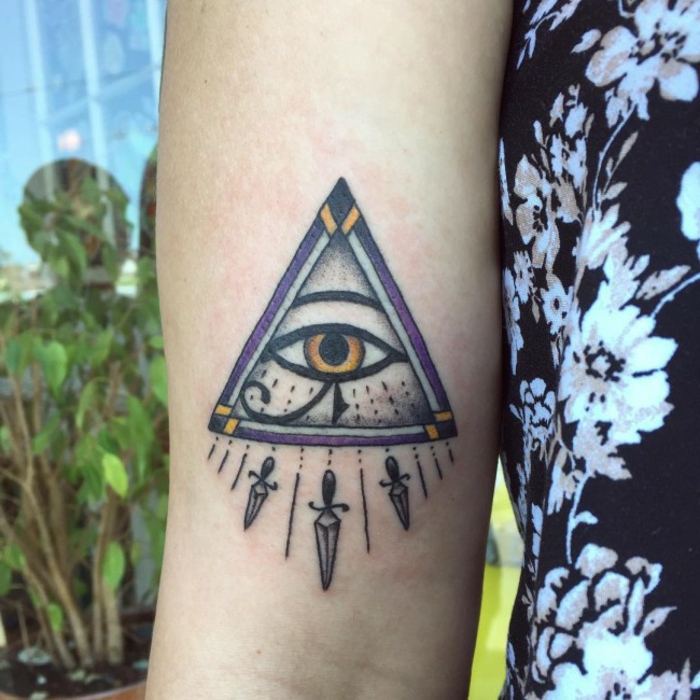 tatuajes geométricos con simbolos egipcios, diseños de ojo de horus tatuaje, las mejores propuestas de tattoos egipcios 