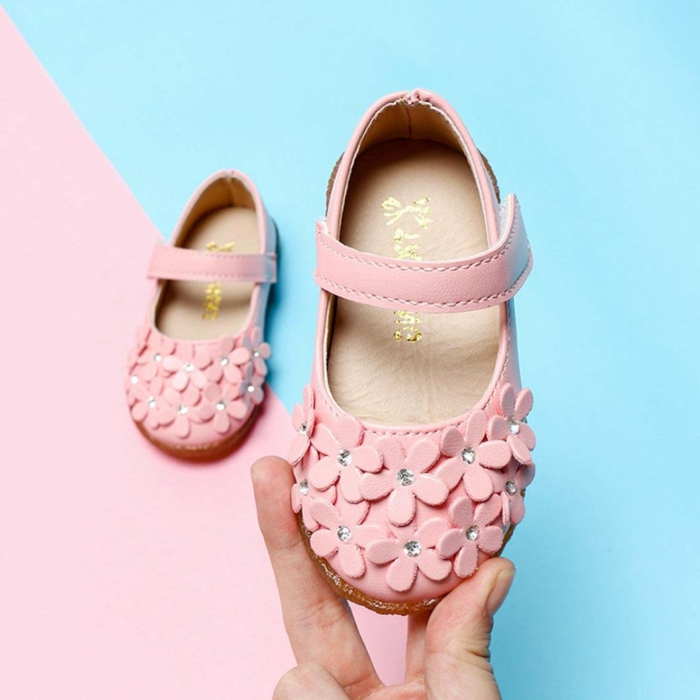 mini zapatos en color rosa con aplicaciones de flores, regalos personalizados para bebes recien nacidos originales y bonitos 