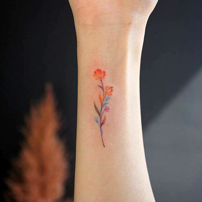 diseños de tatuajes antebrazos mujer, precioso diseño de tattoo en el antebrazo, pequeña flor en colores, tatuajes en acuarela diseños, tatuajes de flores 