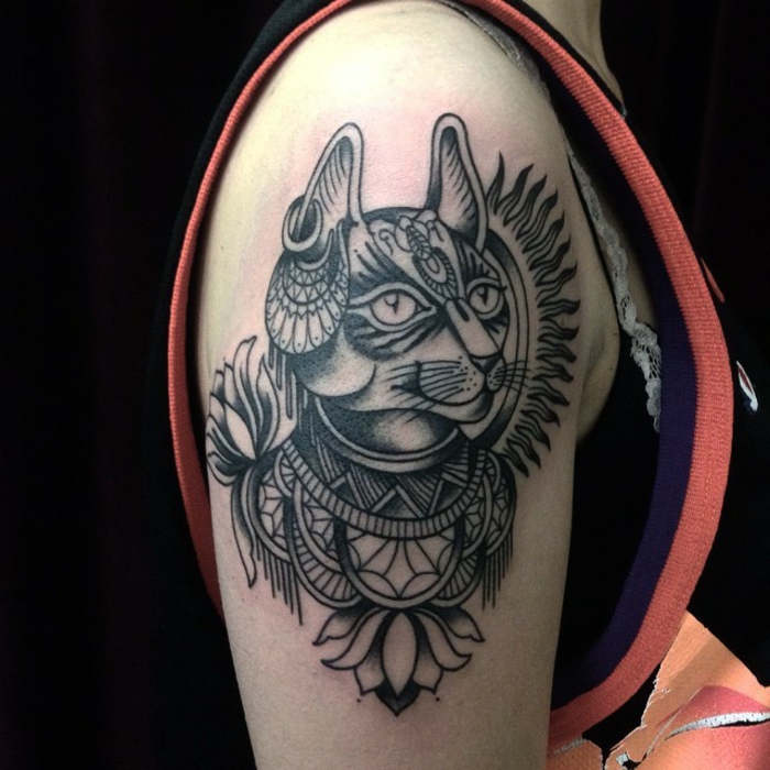 grandes tatuajes en el brazo con fuerte significado, tatuajes de gatos bonitos y cargados de simbologia, bonitas ideas de tatuajes en el brazo 