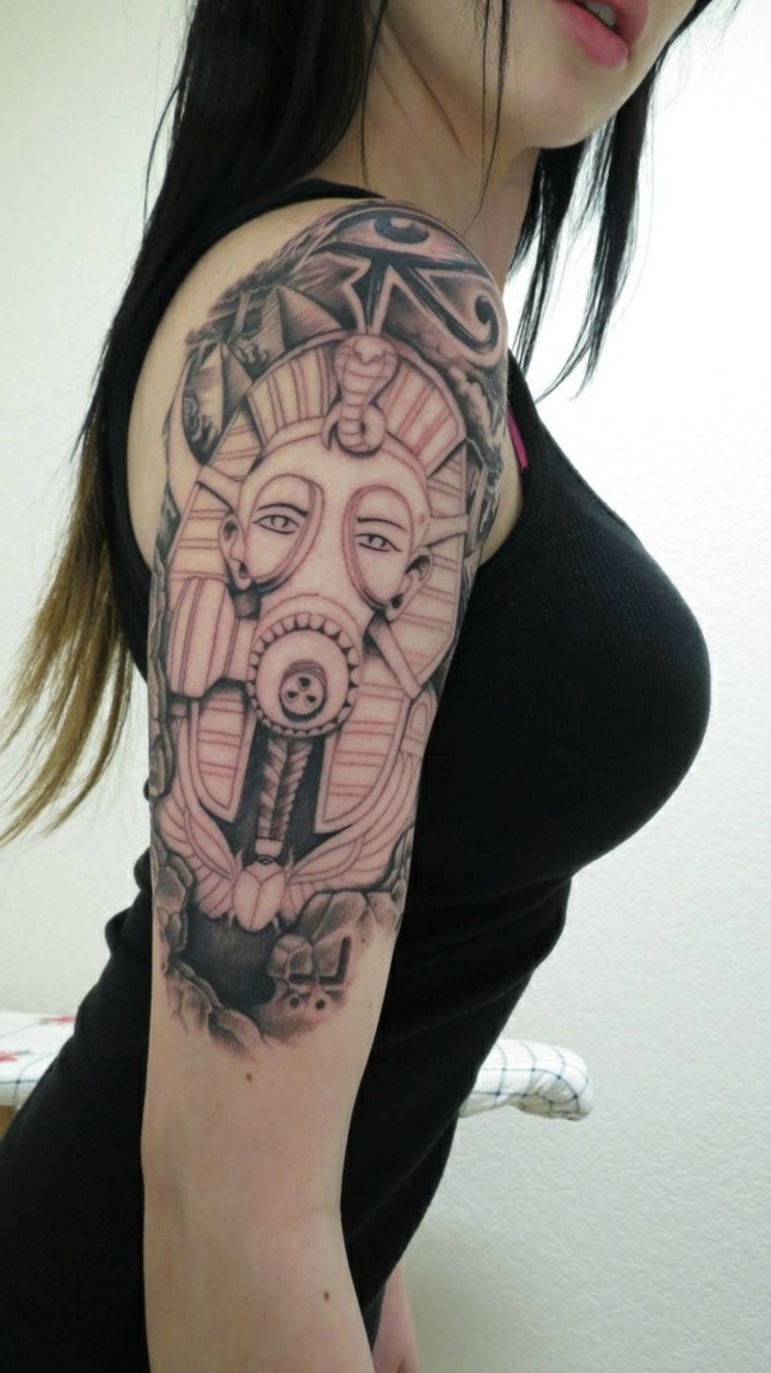 tatuaje brazo entero mujer, simbolos egipcios en los tatuajes modernos, coloridos diseños de tattoos en el brazo y el antebrazo 