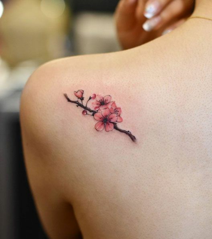 tatuajes de flores inspirados en la primavera en Japón, diseños de tatuajes femeninos que inspiran, tatuajes minimalistas 