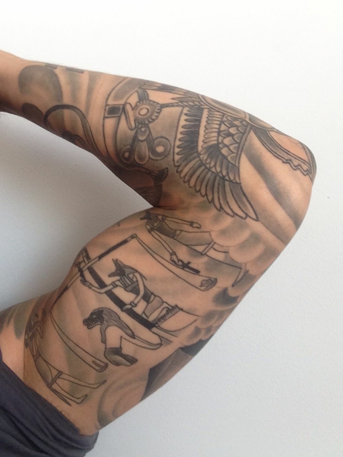 tatuajes brazo hombre simbólicos, elementos símbolicos egipcios para tatuajes de hombres y mujeres, diseños de tatuajes 